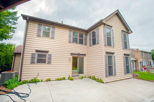 $550,000 | 2705 Colonial Drive, Elgin, IL 60124