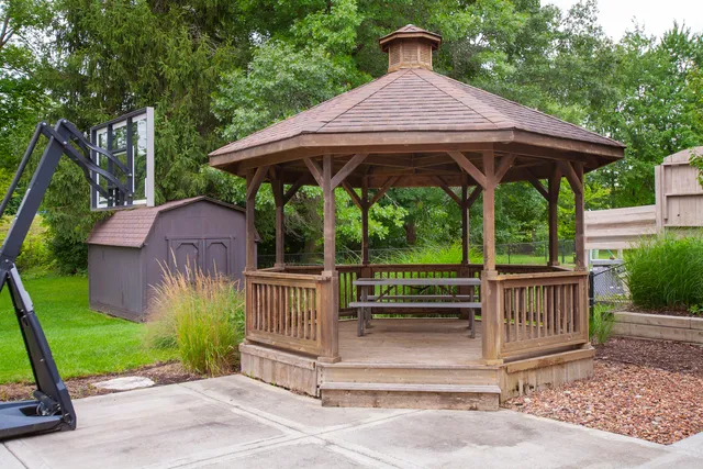 $550,000 | 2705 Colonial Drive, Elgin, IL 60124