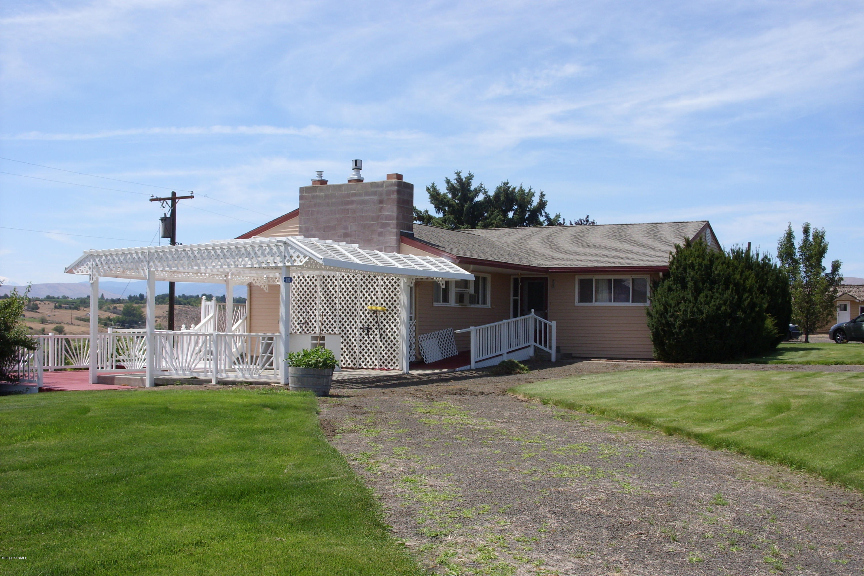 710 South Friedline Road Yakima, WA 98908 - Photo 1 of 22 a view of a house with a yard and sitting area