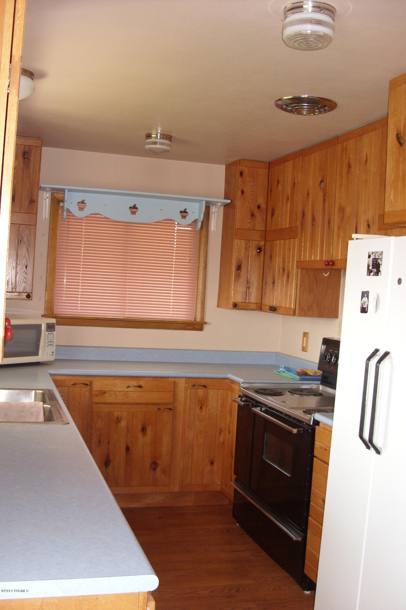 710 South Friedline Road Yakima, WA 98908 - Photo 11 of 22 a kitchen with stainless steel appliances granite countertop a sink and a stove