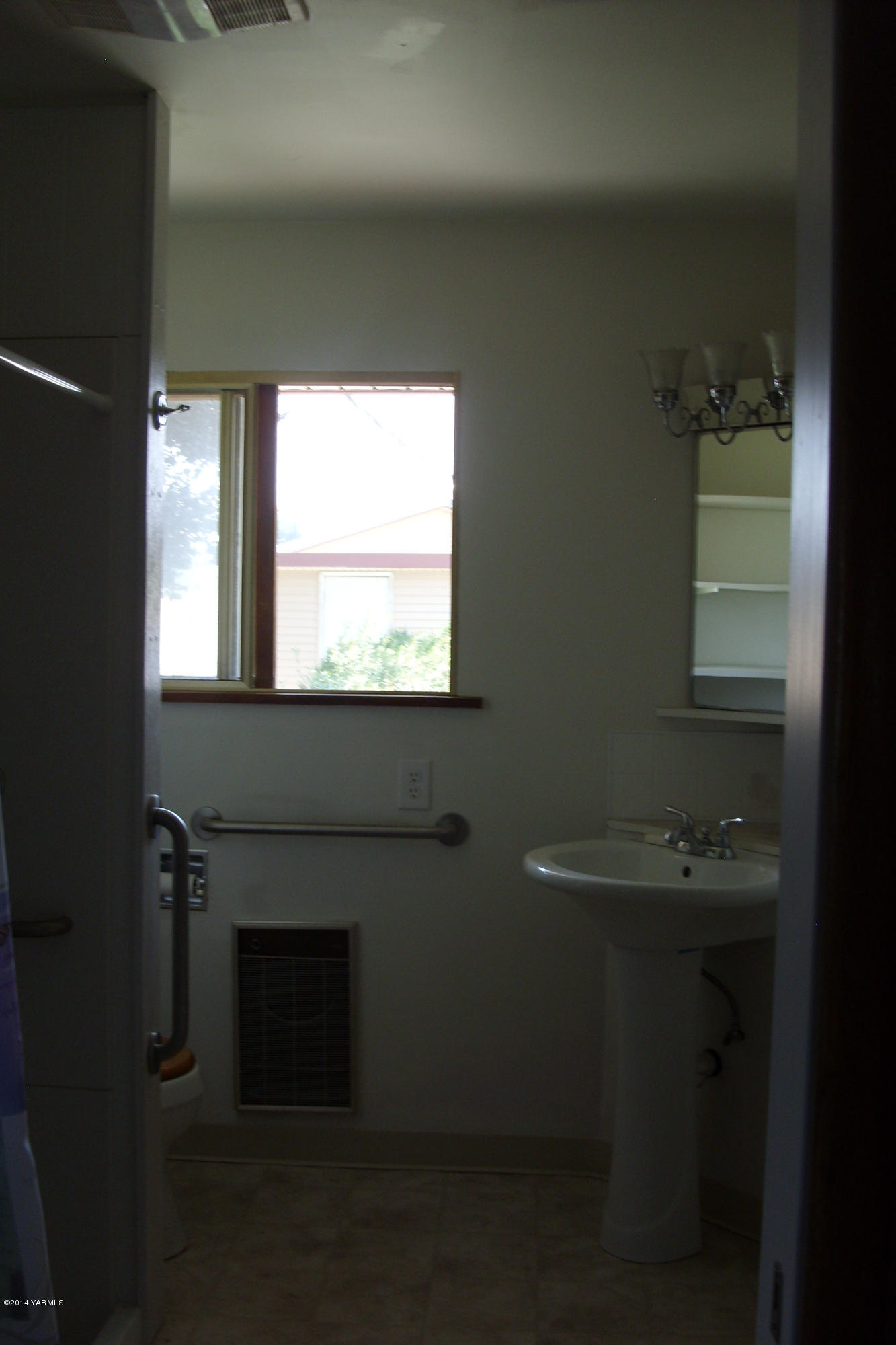 710 South Friedline Road Yakima, WA 98908 - Photo 13 of 22 a bathroom with a sink toilet and window