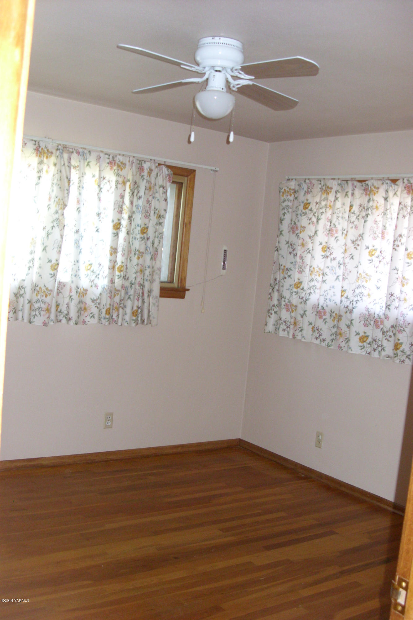 710 South Friedline Road Yakima, WA 98908 - Photo 14 of 22 a view of a livingroom with an window