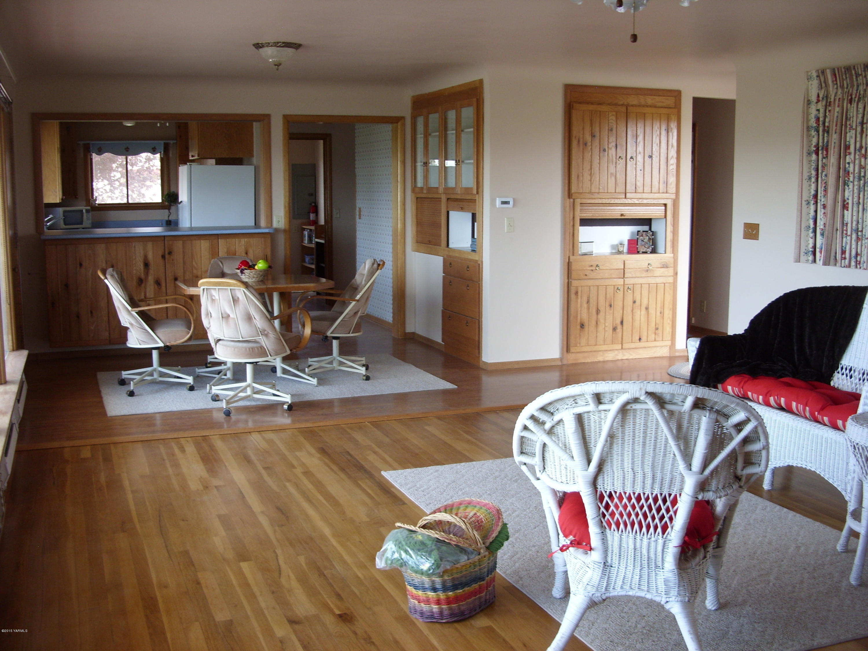 710 South Friedline Road Yakima, WA 98908 - Photo 20 of 22 a living room with furniture or couch and a window