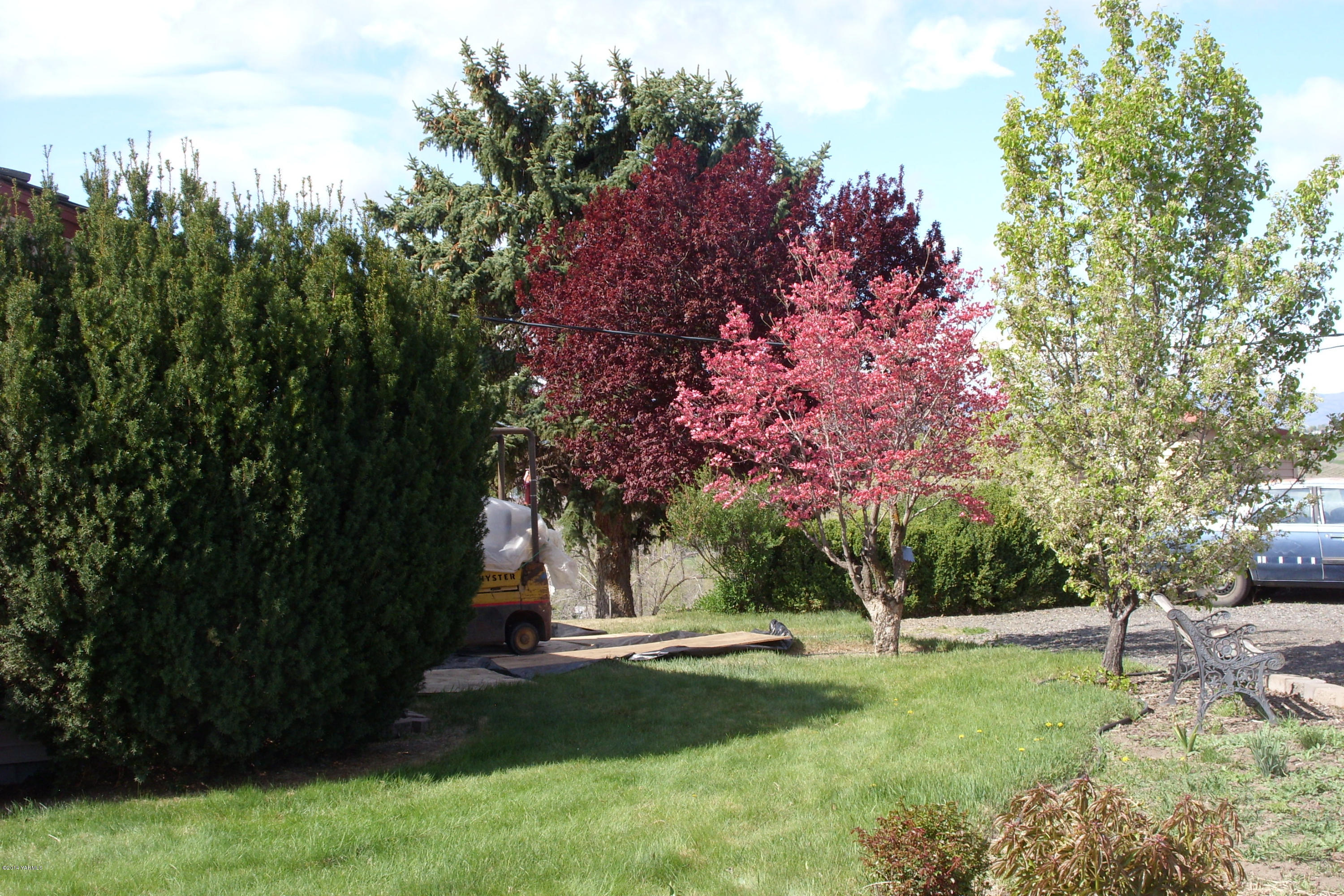 710 South Friedline Road Yakima, WA 98908 - Photo 4 of 22 a view of a backyard