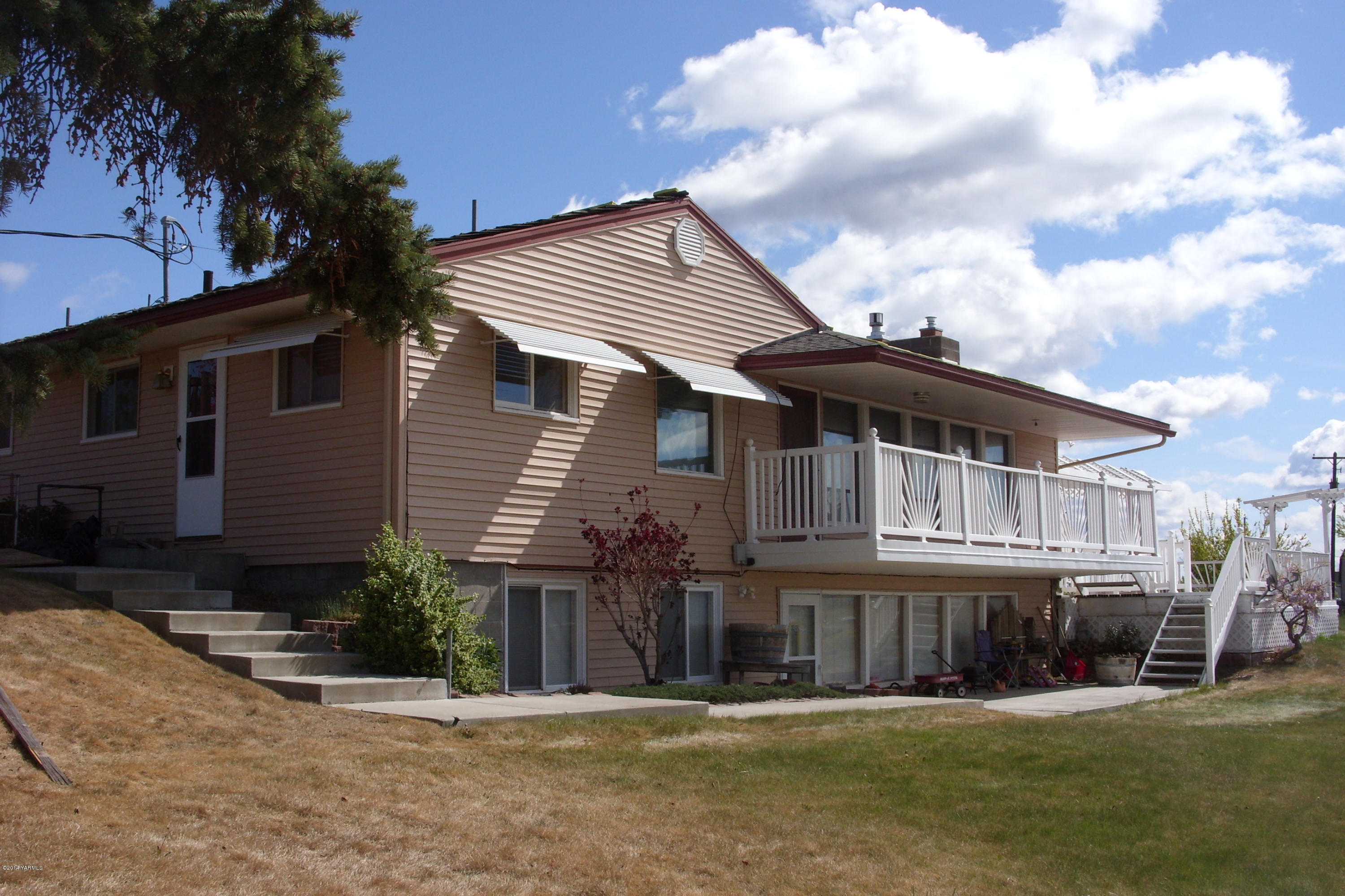 710 South Friedline Road Yakima, WA 98908 - Photo 5 of 22 a front view of house with yard and green space