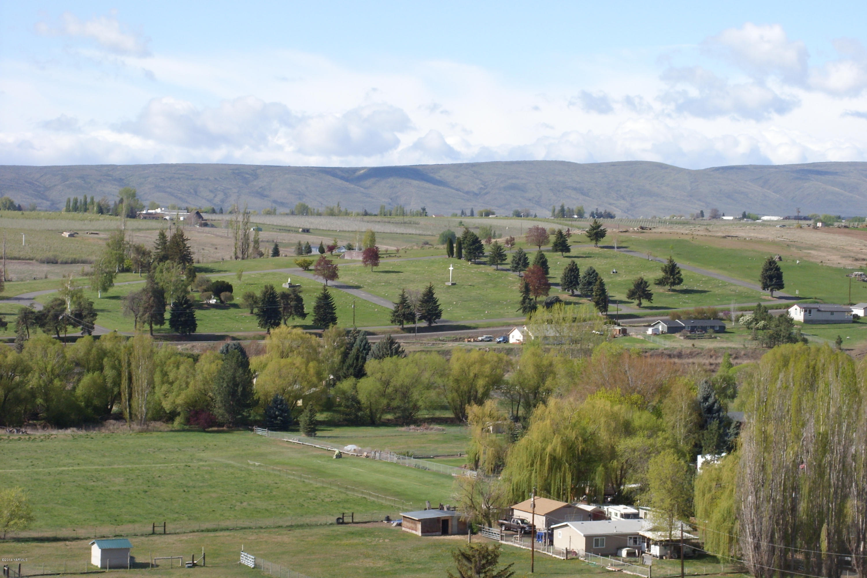 710 South Friedline Road Yakima, WA 98908 - Photo 6 of 22 an aerial view of a town with residential houses
