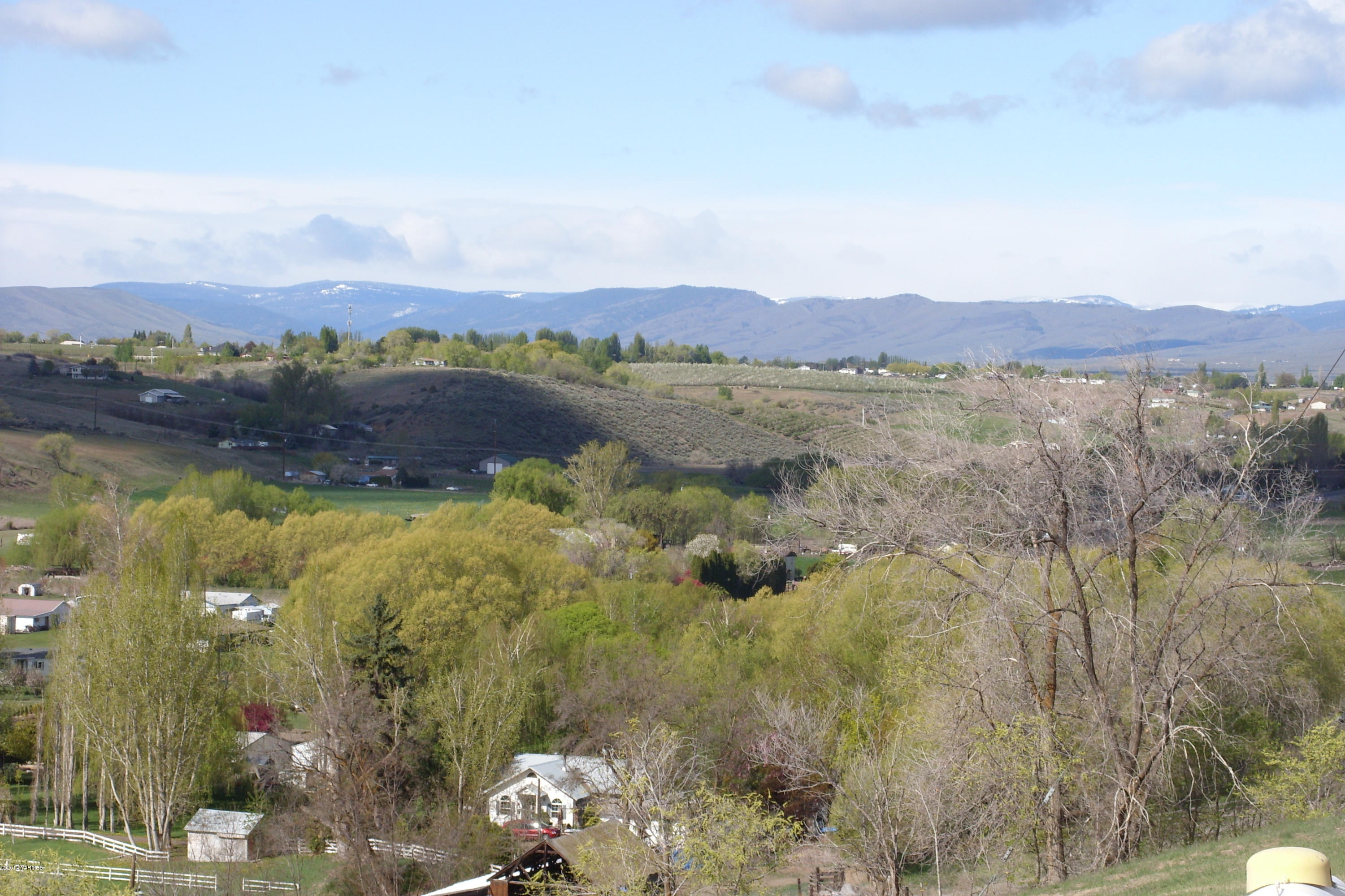710 South Friedline Road Yakima, WA 98908 - Photo 7 of 22 a view of lake with mountain