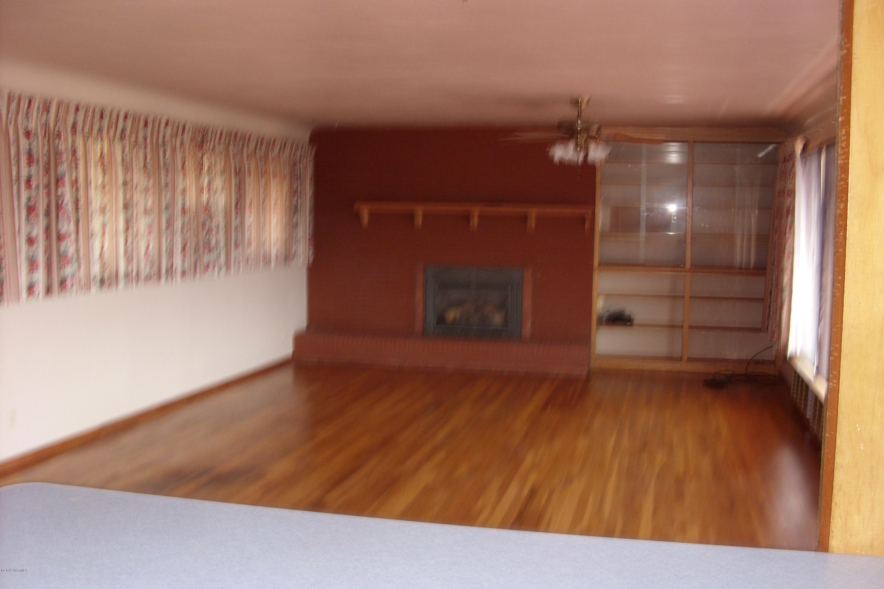 710 South Friedline Road Yakima, WA 98908 - Photo 8 of 22 a view of empty room with wooden floor and fan