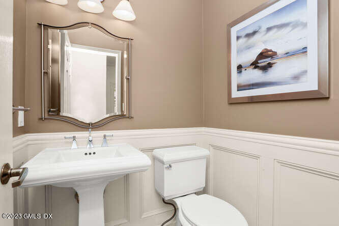 28 Home Place, Unit B1 Greenwich, CT 06830 - Photo 8 of 22 a bathroom with a toilet a sink and mirror