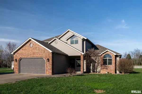 $455,000 | 1615 Posey Street, Marion, IL 62959