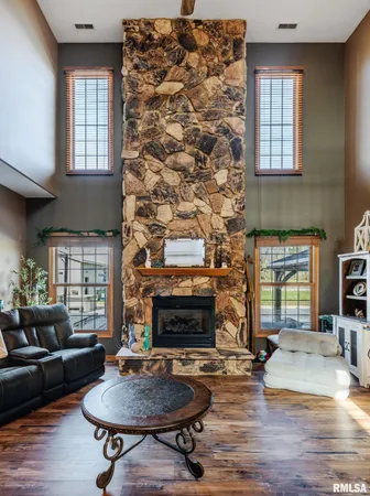 $455,000 | 1615 Posey Street, Marion, IL 62959