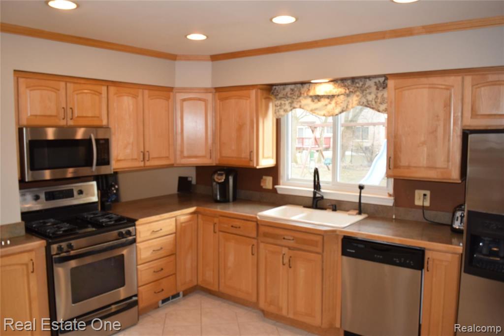 41507 Simcoe Drive Canton, MI 48188 - Photo 2 of 34