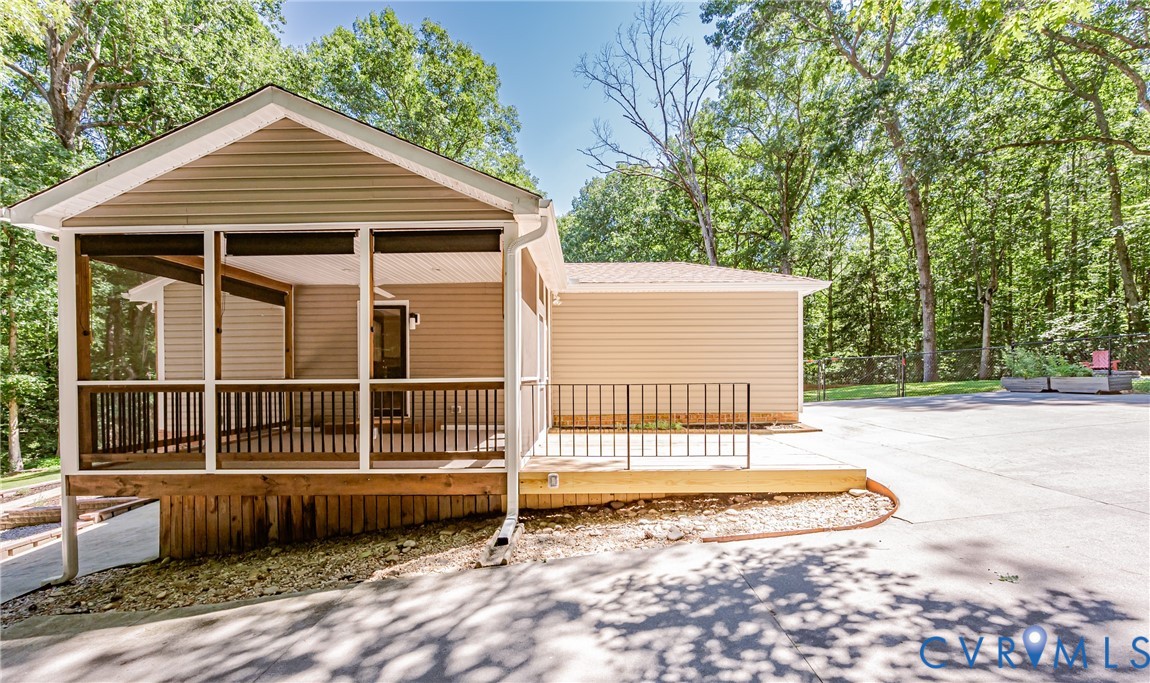 16110 Rowlett Road Chesterfield, VA 23838 - Photo 4 of 40 Screen Porch and Deck