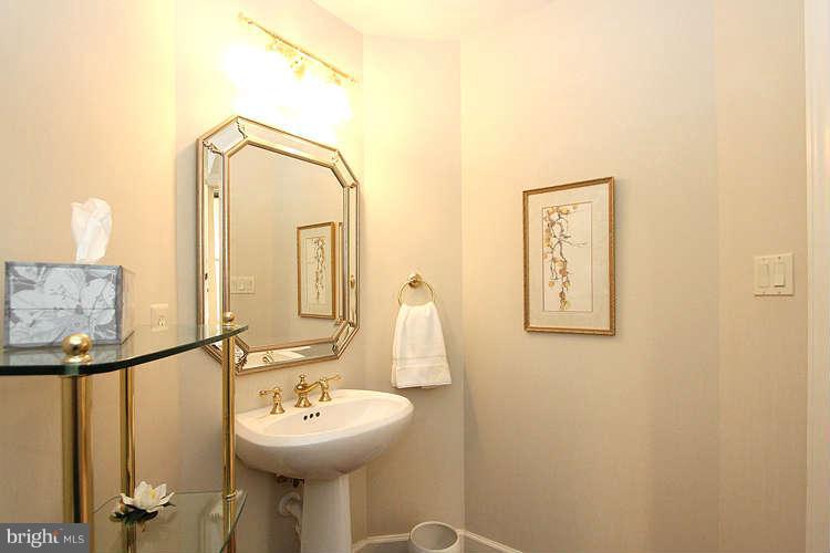1373 Cameron Heath Drive Reston, VA 20194 - Photo 10 of 30 Bath