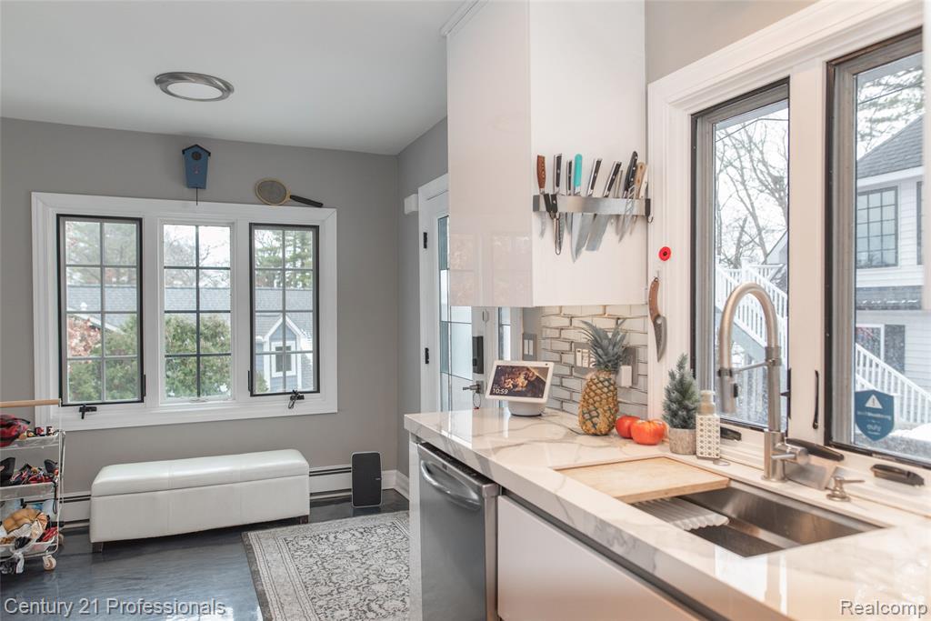 910 Pine Tree Road West Lake Orion, MI 48362 - Photo 17 of 52 Gallery Image 17
