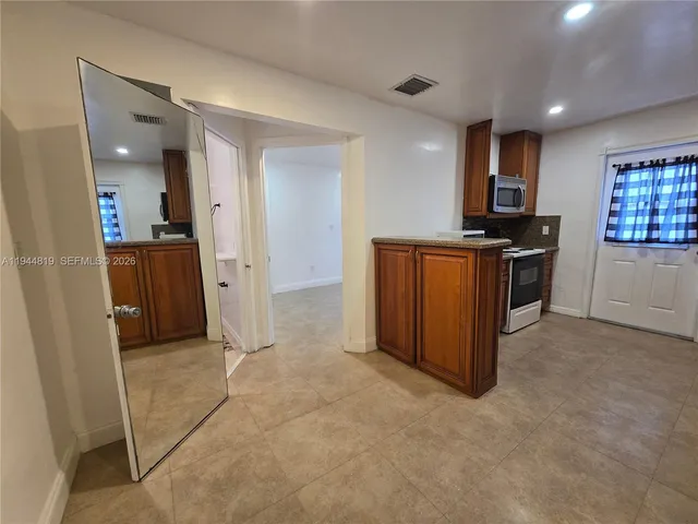 $2,500 | 2957 Southwest 36th Court, Unit 6, Miami, FL 33133