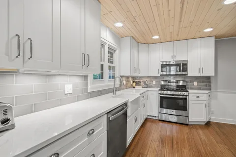 $949,000 | 837 Van Slyke Drive, Fontana, WI 53125