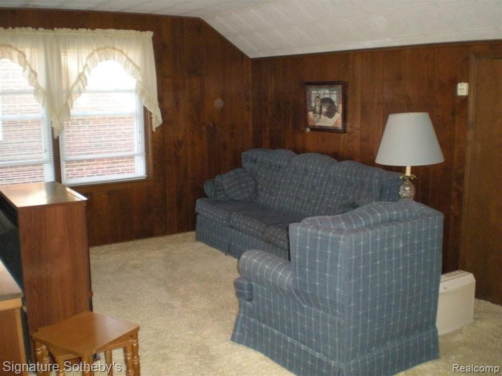 378 Ridgemont Road Grosse Pointe, MI 48236 - Photo 8 of 14 sitting room in master bedroom.J