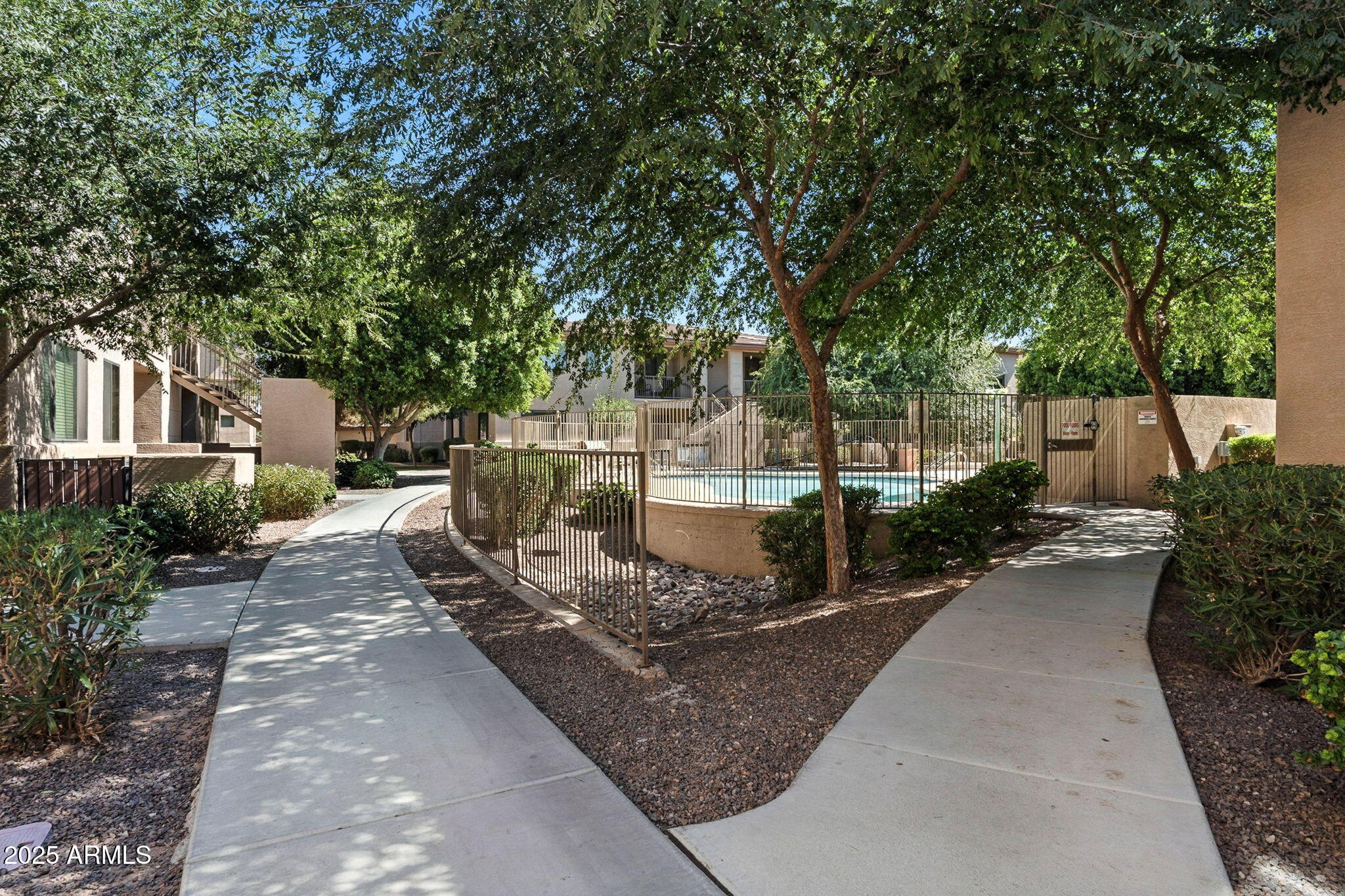 3330 South Gilbert Road, Unit 2062 Chandler, AZ 85286 - Photo 59 of 61 a view of a backyard with sitting area