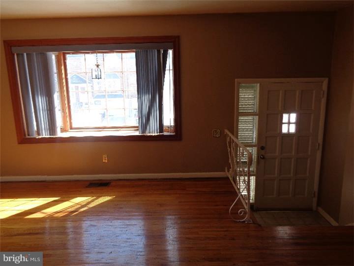 12112 Ranier Road Philadelphia, PA 19154 - Photo 3 of 10 Living Room