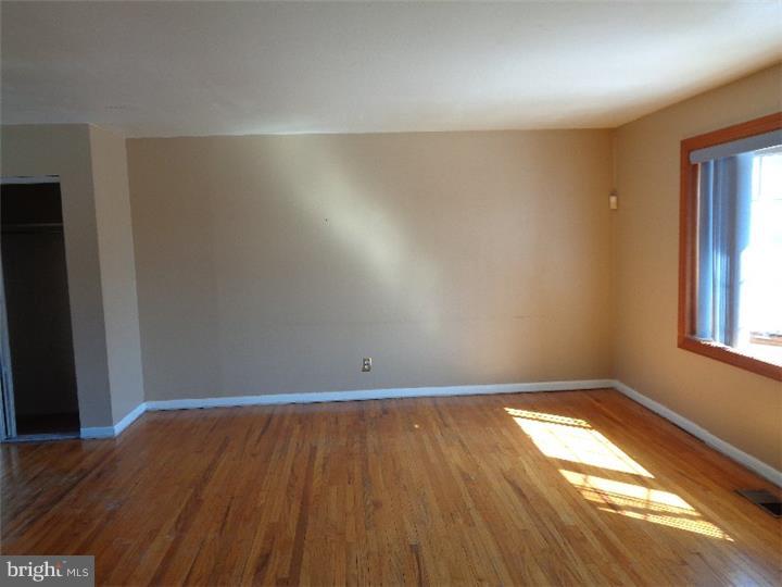12112 Ranier Road Philadelphia, PA 19154 - Photo 4 of 10 Living Room