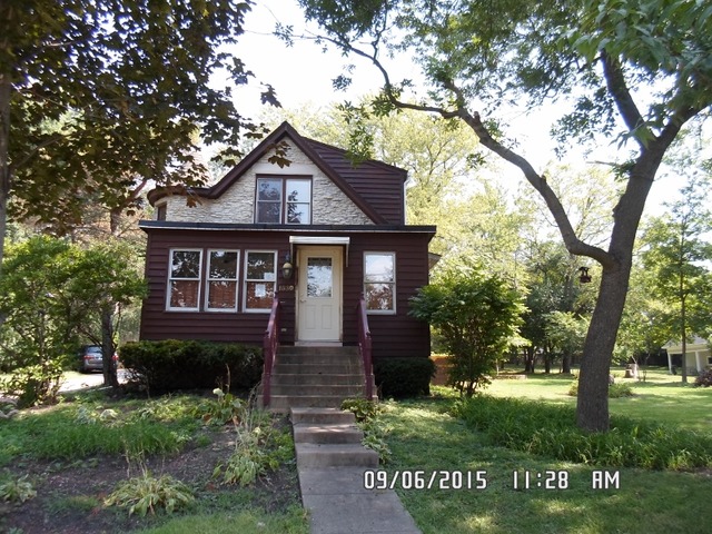 1530 Riverside Avenue St. Charles, IL 60174 - Photo 1 of 10 a front view of a house with garden