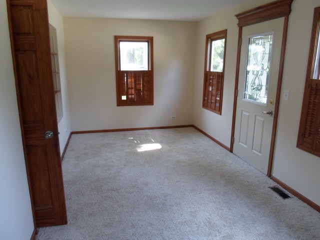 1530 Riverside Avenue St. Charles, IL 60174 - Photo 5 of 10 an empty room with windows and closet