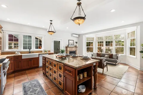 $2,225,000 | 2446 Queen Anne Avenue North, Seattle, WA 98109