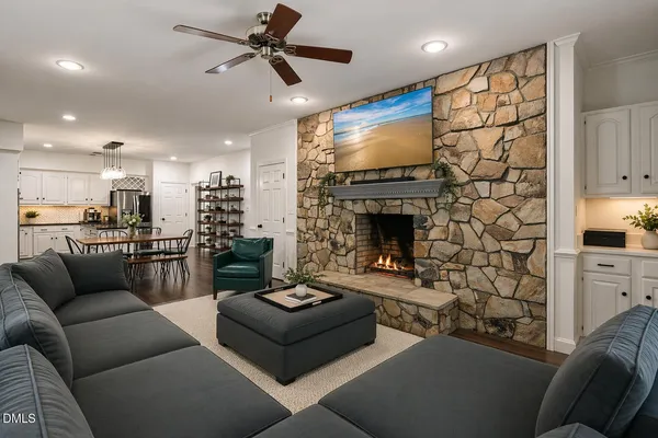 $1,425,000 | 6 St James Place, Chapel Hill, NC 27514