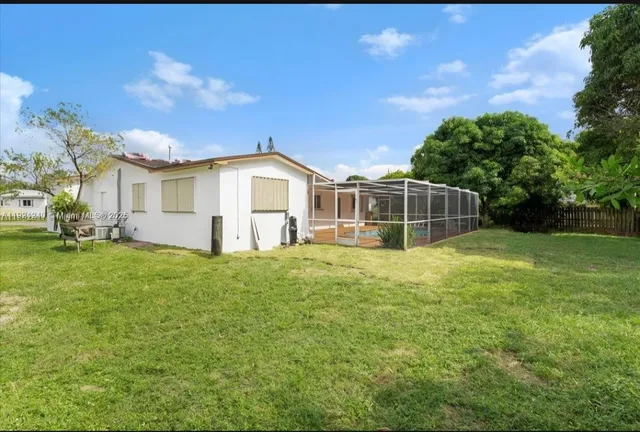 a view of a house with backyard and garden