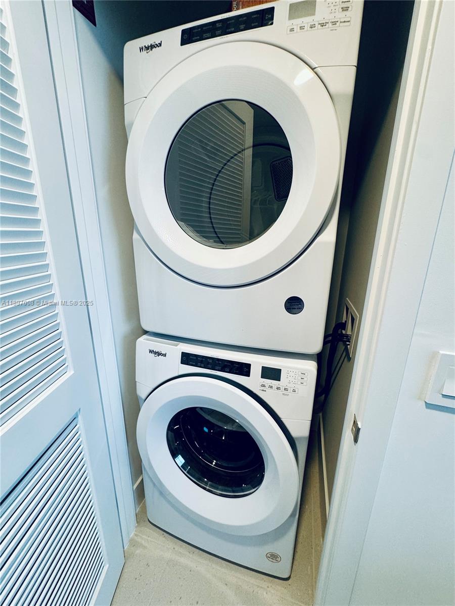 159 Northeast 6th Street, Unit 4807 Miami, FL 33132 - Photo 4 of 63 a utility room with dryer and washer