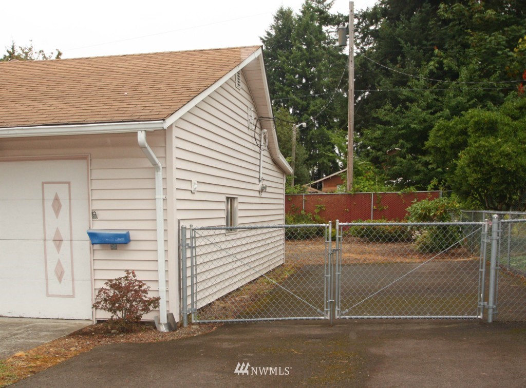4002 Northeast 23rd Place Renton, WA 98056 - Photo 3 of 15 Gallery Image 3