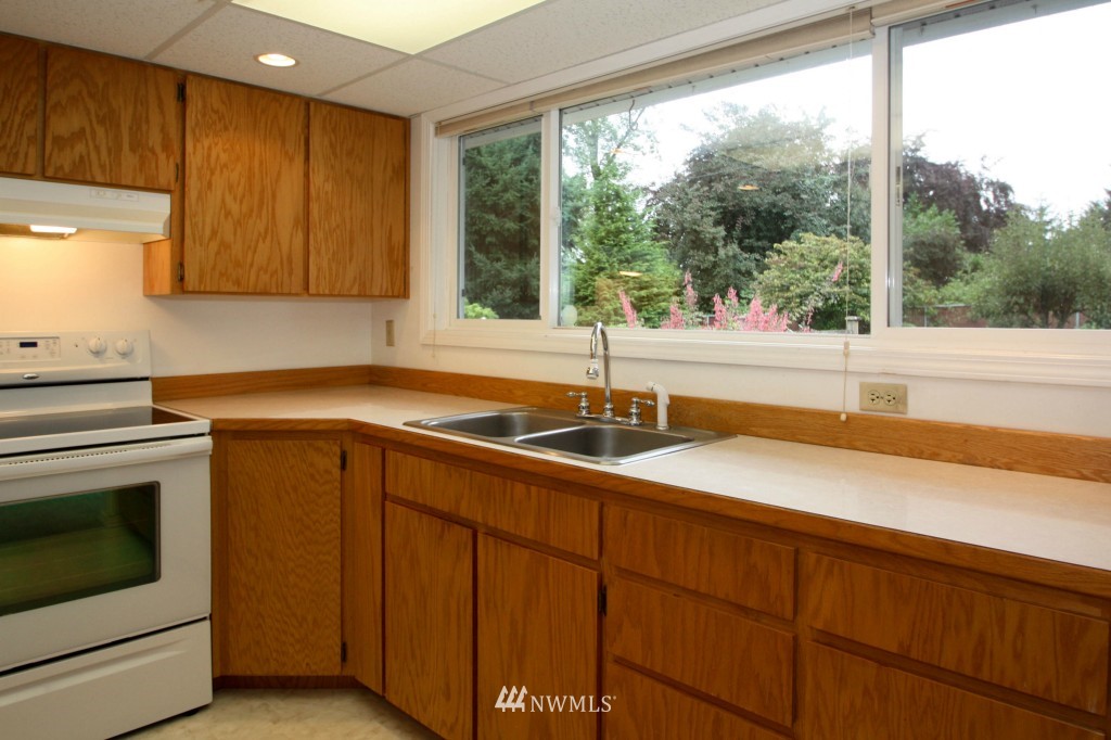 4002 Northeast 23rd Place Renton, WA 98056 - Photo 5 of 15 Gallery Image 5