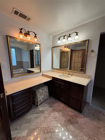 a view of a livingroom with a ceiling fan
