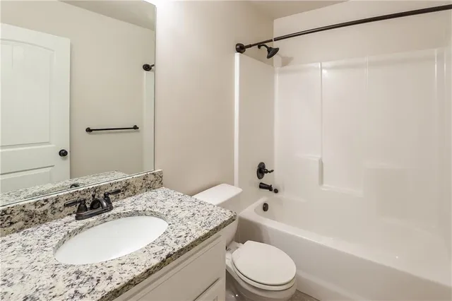 $2,470 | 410 West Heritage Drive, Raymore, MO 64083