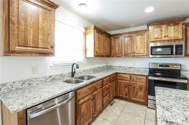 $2,470 | 410 West Heritage Drive, Raymore, MO 64083