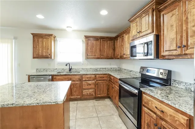 $2,470 | 410 West Heritage Drive, Raymore, MO 64083