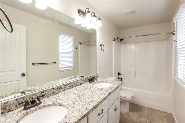 $2,470 | 410 West Heritage Drive, Raymore, MO 64083