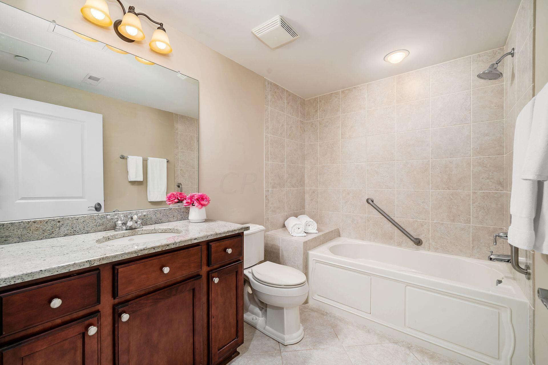 3175 Tremont Road, Unit 311 Columbus, OH 43221 - Photo 17 of 26 Guest bath with jetted tub