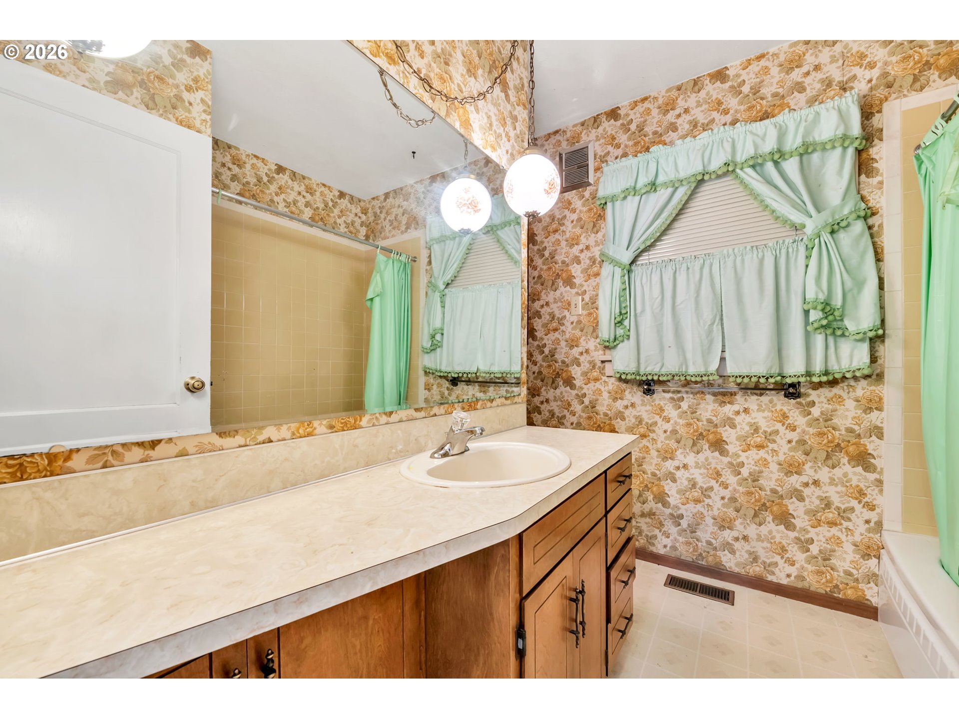 1521 Gilham Road Eugene, OR 97401 - Photo 12 of 37 Bathroom