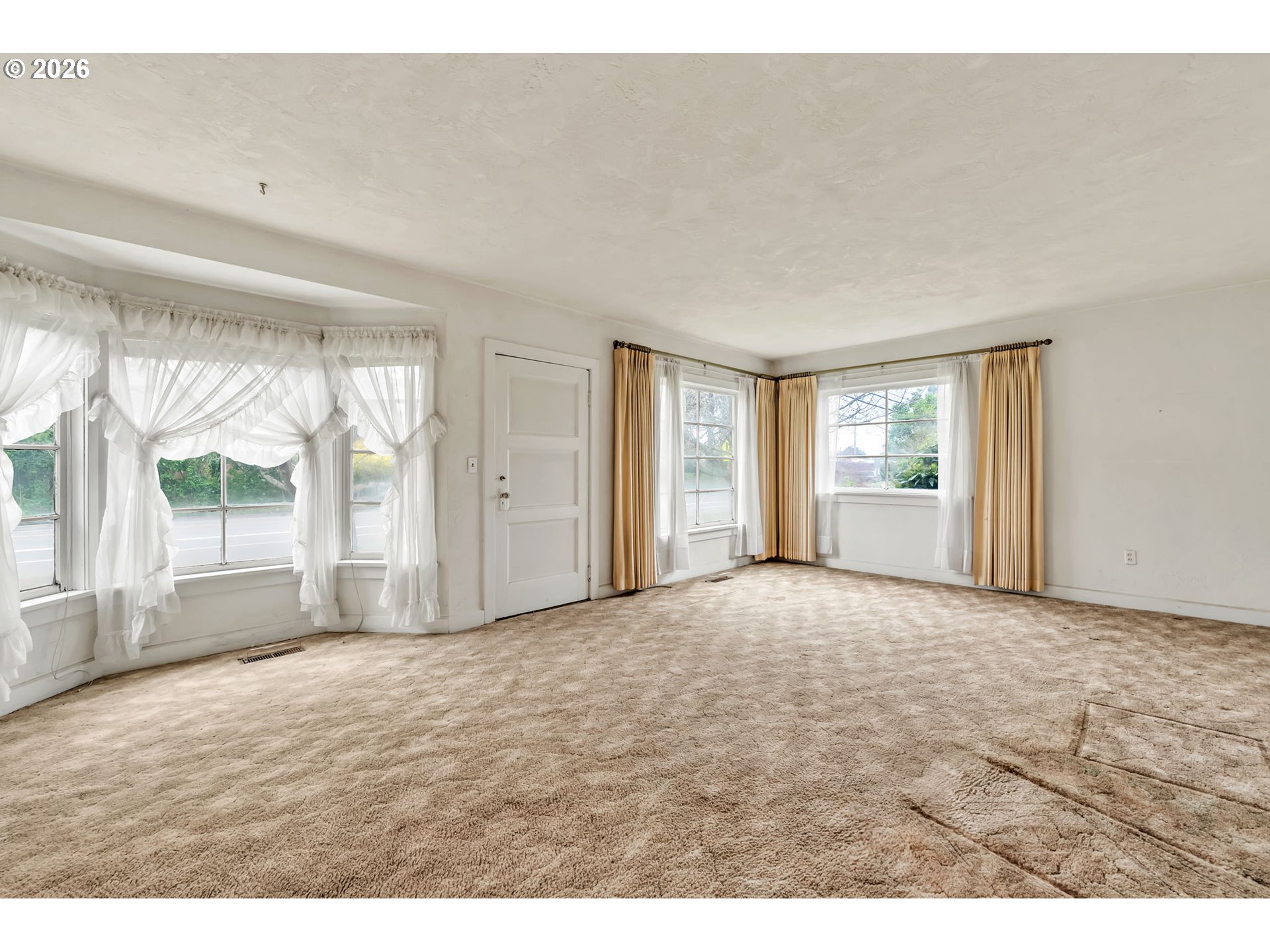1521 Gilham Road Eugene, OR 97401 - Photo 4 of 37 Living Room