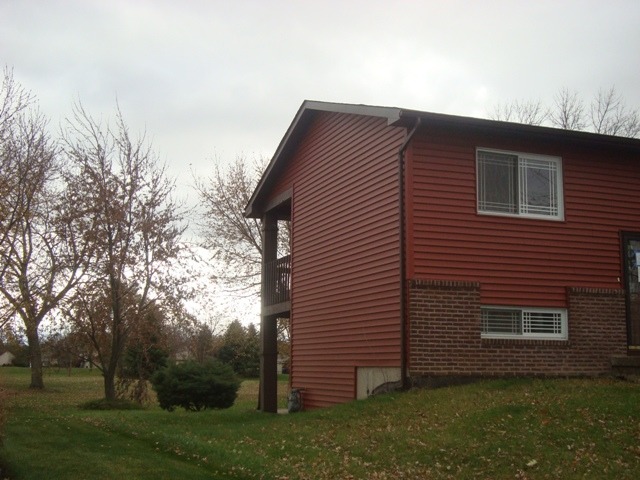 109 Cloverleaf Road Matteson, IL 60443 - Photo 3 of 25 a front view of a house with garden