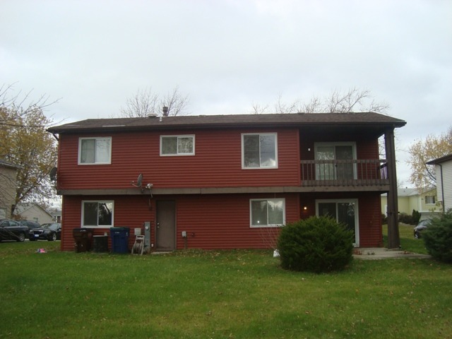 109 Cloverleaf Road Matteson, IL 60443 - Photo 4 of 25 a brick house with a yard