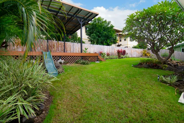 a view of a backyard