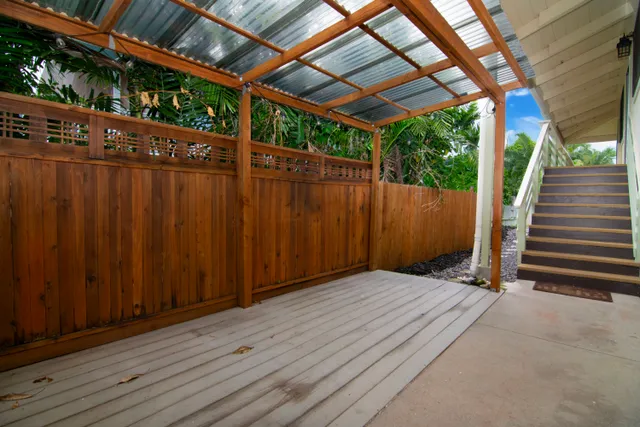 a view of a backyard