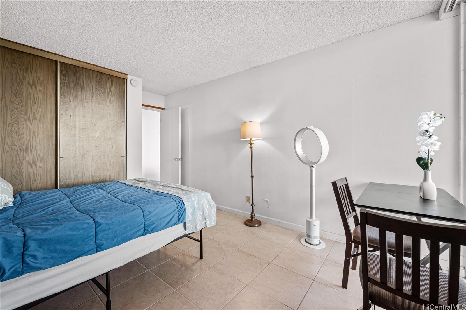 670 Prospect Street, Unit II501 Honolulu, HI 96813 - Photo 15 of 25 bedroom closet has organizer shelves.