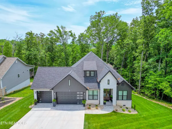 $689,900 | 142 Amohi Way, Loudon, TN 37774