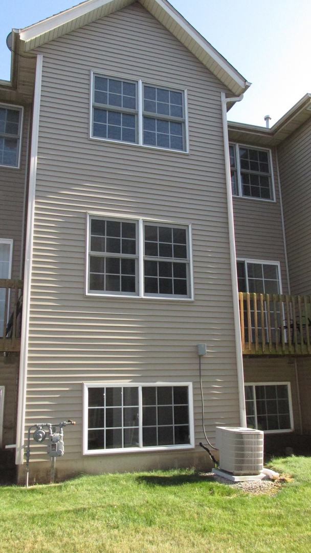 548 South Peace Road, Unit 2 Sycamore, IL 60178 - Photo 5 of 36