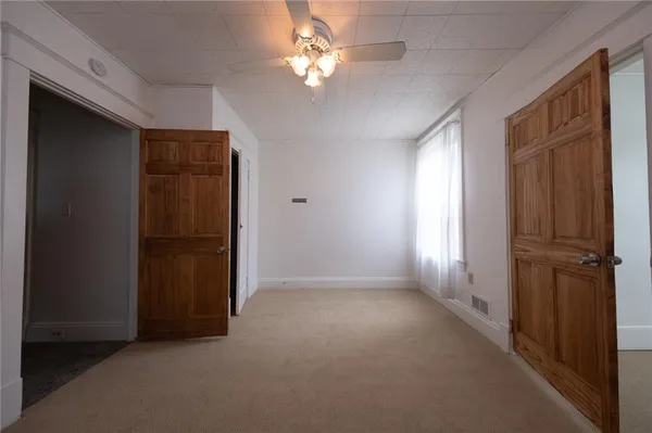 a view of empty room with a ceiling fan