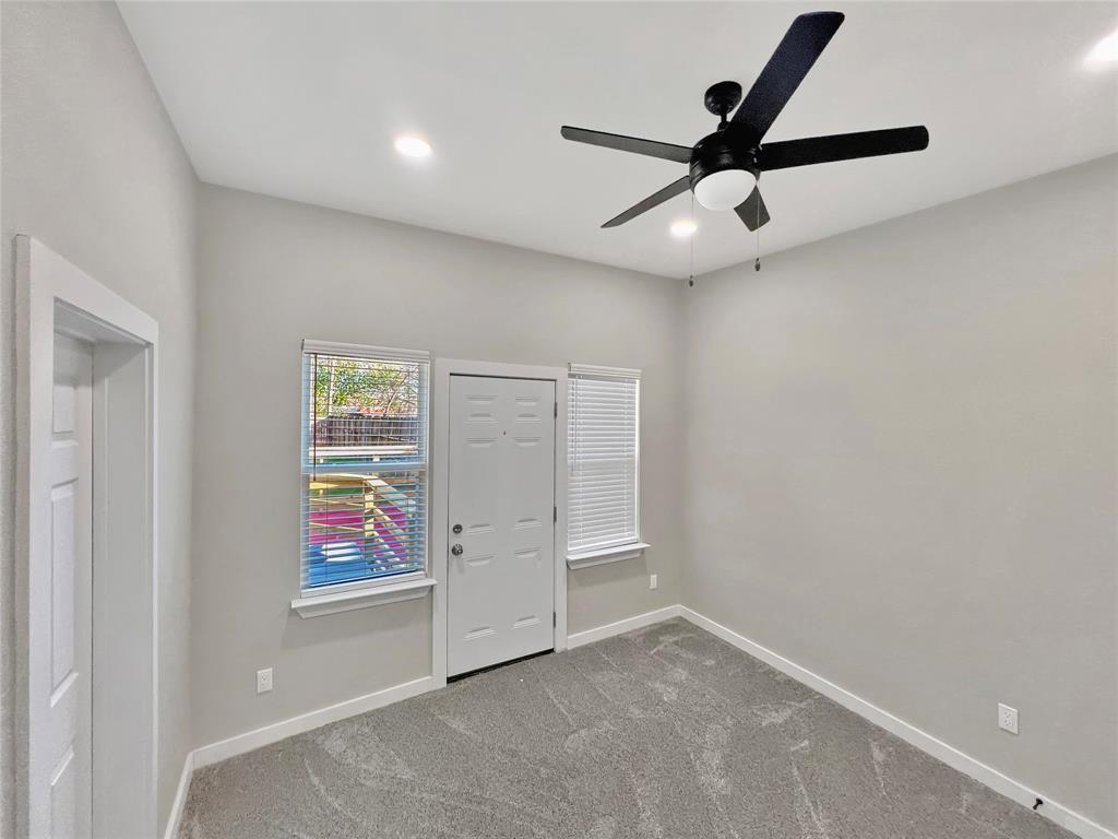 5530 Reiger Avenue, Unit 5528 Dallas, TX 75214 - Photo 16 of 40 an empty room with window and ceiling fan